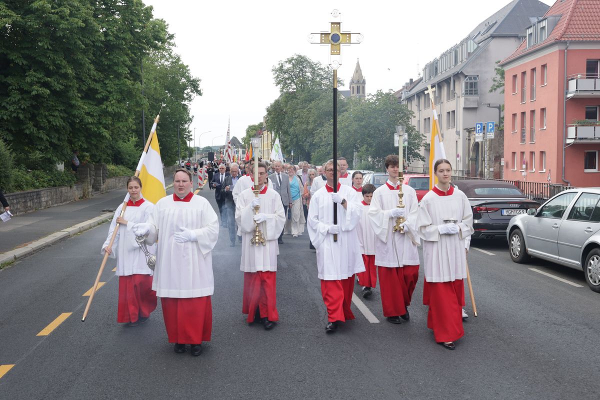 Mit einer Reliquienprozession von Sankt Burkard über die Alte Mainbrücke und einem Pontifikalgottesdienst im Kiliansdom ist am Sonntag, 6. Juli, die Kiliani-Wallfahrtswoche 2025 eröffnet worden.