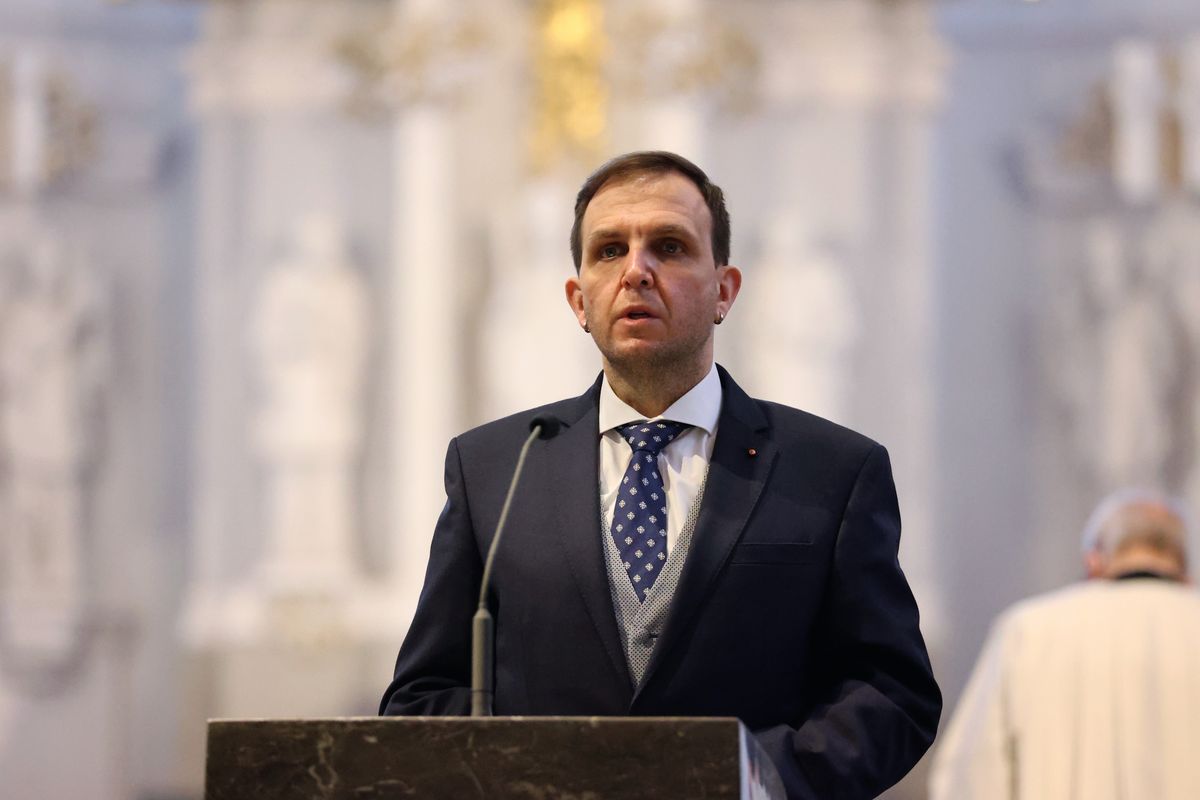 Bischof Dr. Franz Jung hat die Menschheit, insbesondere die Ukraine und Russland, bei einem Pontifikalgottesdienst am Freitagabend, 25. März, dem Unbefleckten Herzen Mariens geweiht.