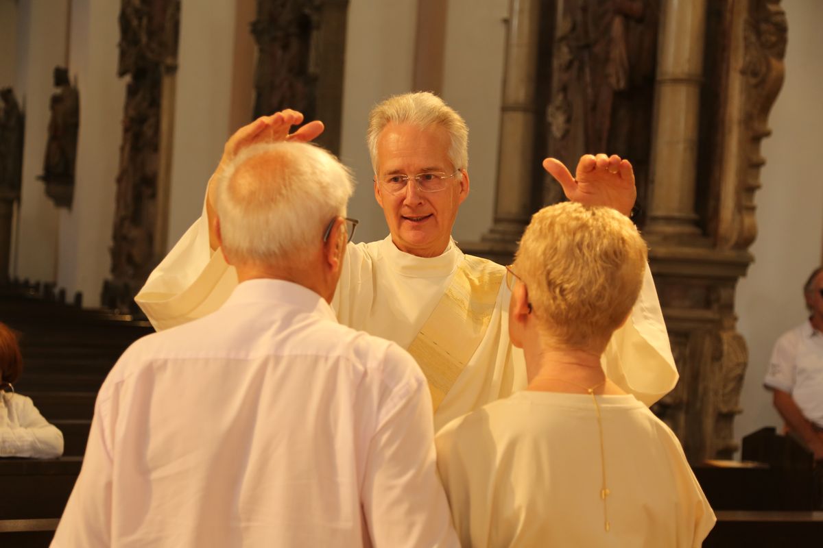 Rund 250 Ehejubilare haben am Freitagnachmittag, 4. Juli, im Kiliansdom in einem Pontifikalgottesdienst mit Weihbischof em. Ulrich Boom ihr Eheversprechen erneuert. 