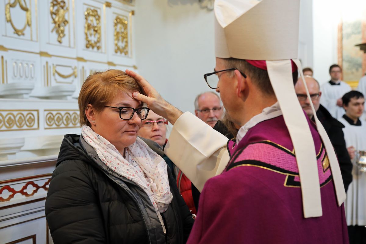 Bei einer Feier im Neumünster ließ Bischof Dr. Franz Jung 20 Erwachsene zu Taufe, Firmung und Eucharistie zu sowie eine Bewerberin für die Erwachsenenfirmung.