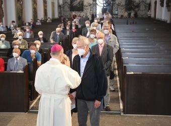 Bischof Dr. Franz Jung segnete nach dem Gottesdienst die Ehejubilare.