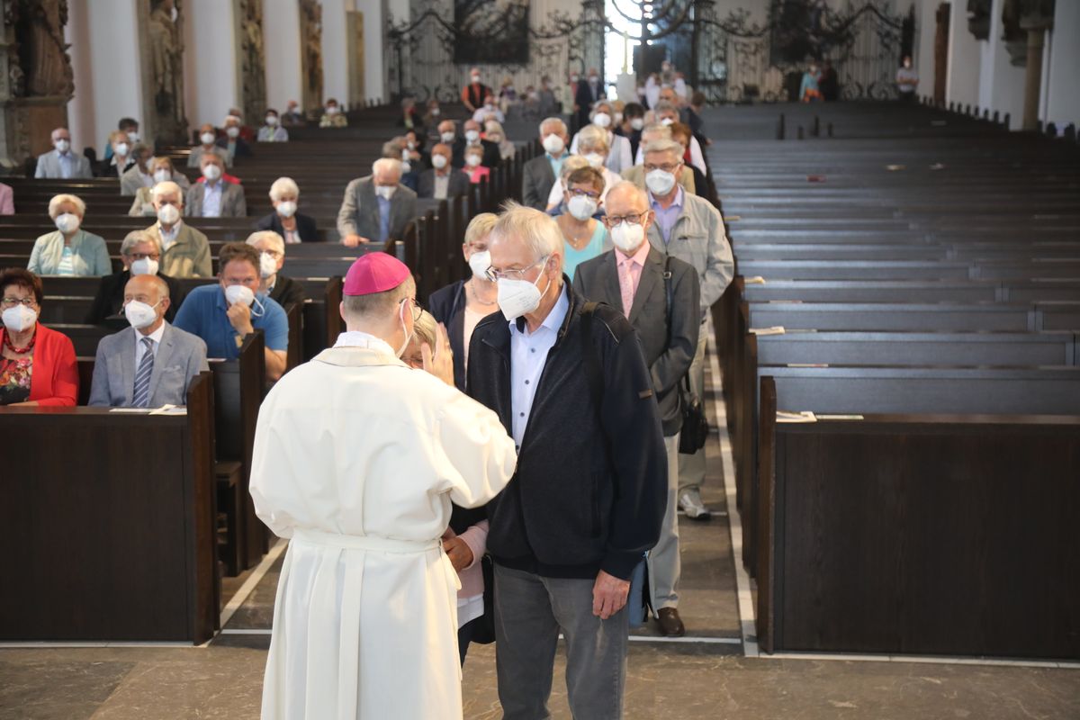 2721/0630_Ehejubilare mit Bischof Franz Jung_28164 Bischof Dr. Franz Jung segnete nach dem Gottesdienst die Ehejubilare.