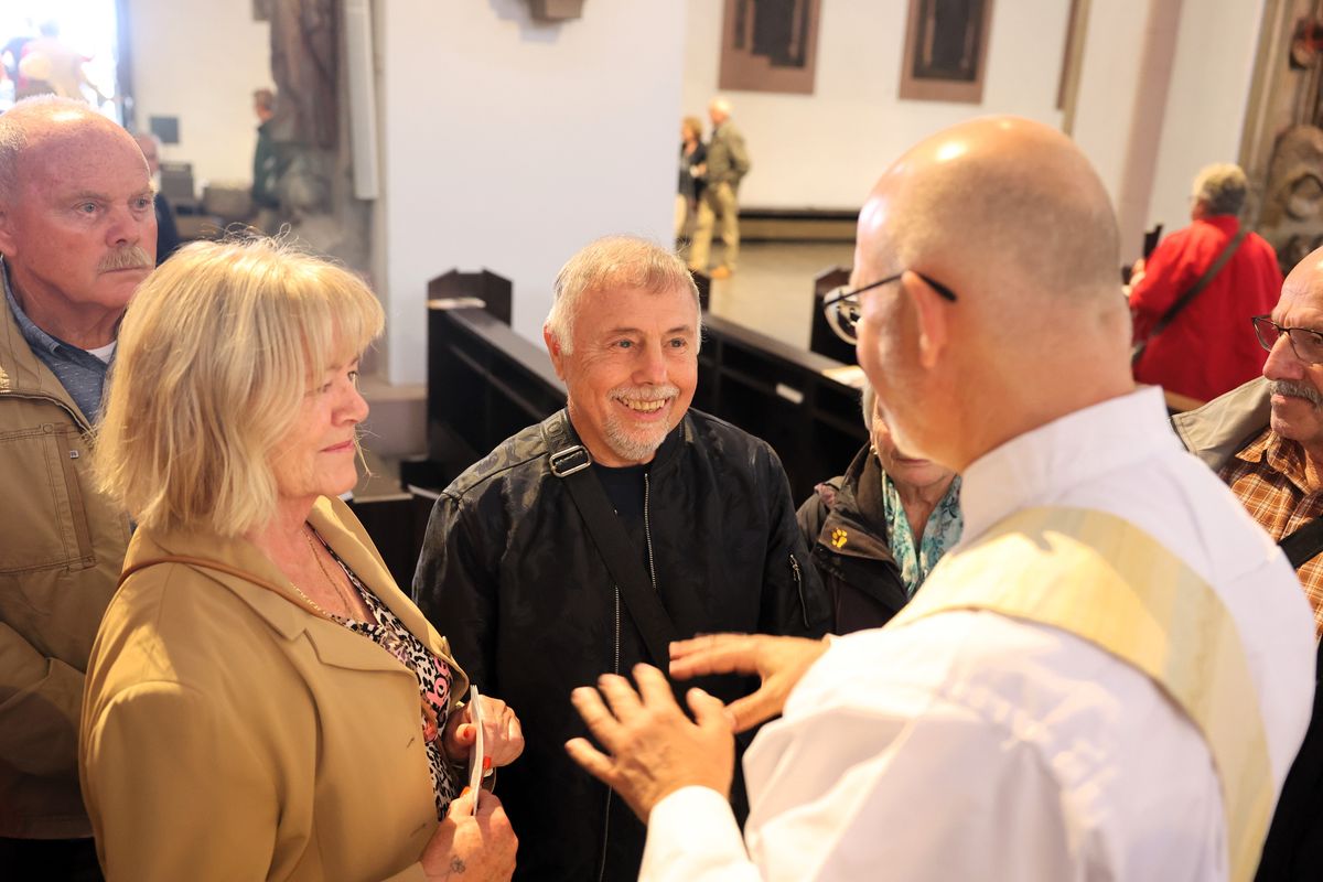 Seelsorgerinnen und Seelsorger spendeten nach dem Gottesdienst den Jubelpaaren individuell den Segen. 