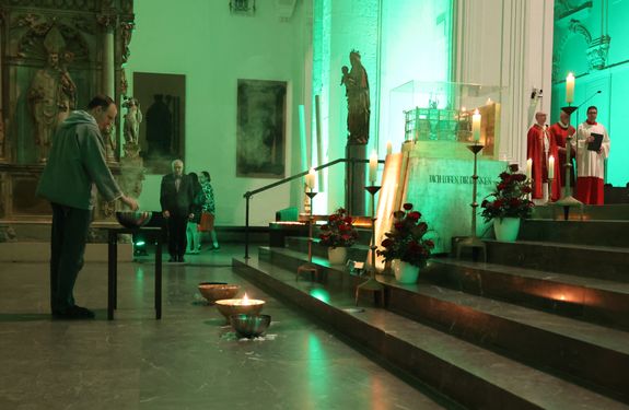 Die "Nacht der Hoffnung" am Samstagabend, 13. Juli, der Kiliani-Wallfahrtswoche lud zu Besinnung, Gebet und Kraftschöpfen in den Kiliansdom ein. Viele Passanten nutzten das Angebot, das um Mitternacht endete.