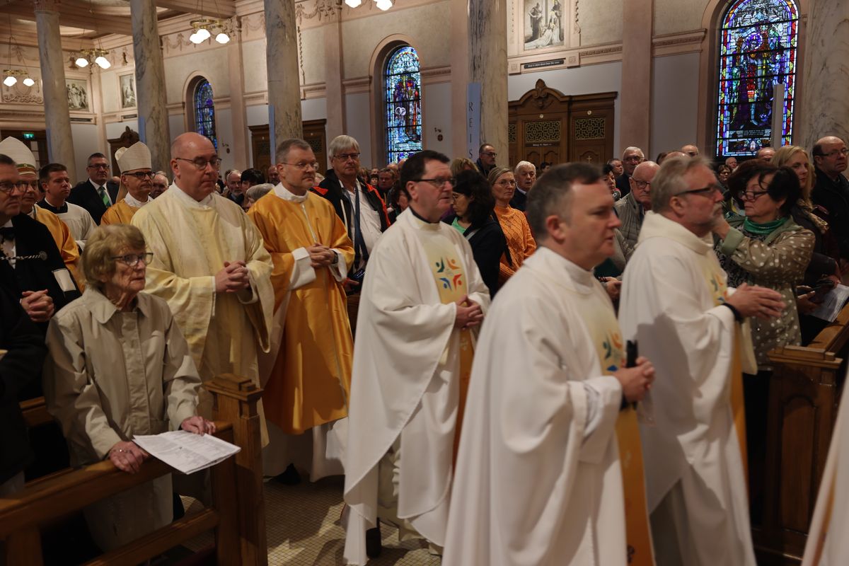 Bischof Dr. Franz Jung feierte am Sonntag, 6. Oktober, einen Gottesdienst zum Abschluss der Irlandwallfahrt mit den Reliquien der Frankenapostel in der Kathedrale von Cavan. Im Anschluss wurde der Schrein mit den Häuptern der Märtyrer für den Rücktransport nach Würzburg sicher verpackt.