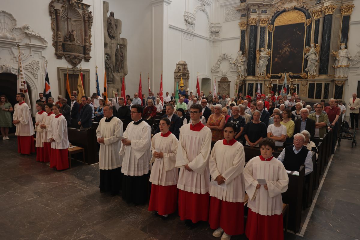 Mit einer Reliquienprozession von Sankt Burkard über die Alte Mainbrücke und einem Pontifikalgottesdienst im Kiliansdom ist am Sonntag, 6. Juli, die Kiliani-Wallfahrtswoche 2025 eröffnet worden.