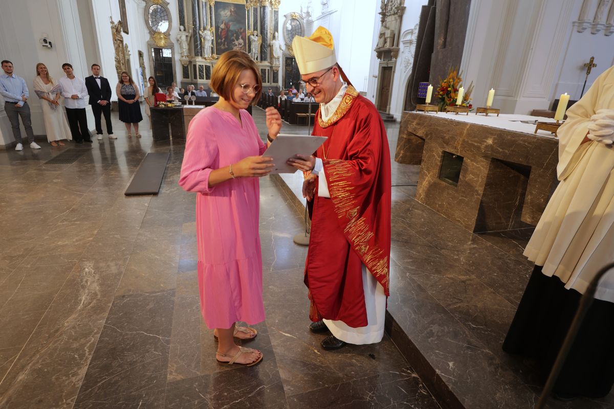 Beim Kiliani-Gottesdienst für die in Schule und Erziehung Tätigen hat Bischof Dr. Franz Jung am Freitag, 11. Juli, im Würzburger Kiliansdom 24 Frauen und Männern die Missio canonica verliehen.