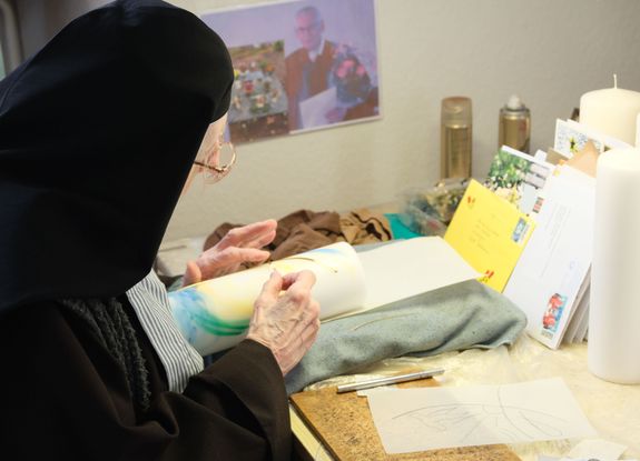 Schwester Mechtild Hempel bearbeitet in der klostereigenen Werkstatt Kerzen. Schwester Mechtild Hempel bearbeitet in der klostereigenen Werkstatt Kerzen.
