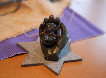 Jede Dienerin der heiligen Kindheit Jesu, wie die Oberzeller Franziskanerinnen offiziell heißen, erhält als Erinnerung an die Spiritualität der "Dienerinnen der heiligen Kindheit Jesu" eine Darstellung des Jesuskinds.