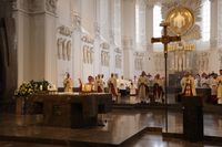 Am Ende des Pontifikalgottesdiensts erteilte der Neupriester Bertram Ziegler den allgemeinen Primizsegen. 
