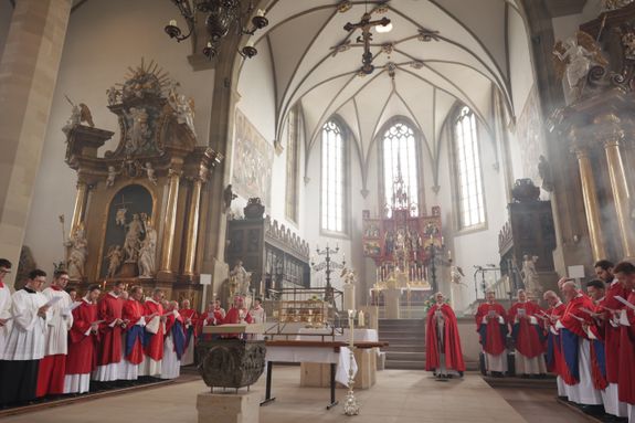Mit einer Reliquienprozession von Sankt Burkard über die Alte Mainbrücke und einem Pontifikalgottesdienst im Kiliansdom ist am Sonntag, 6. Juli, die Kiliani-Wallfahrtswoche 2025 eröffnet worden.