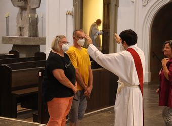 Generalvikar Dr. Jürgen Vorndran feierte am Dienstagabend, 29. Juni, einen Dankgottesdienst mit Ehejubilaren, die 2020 oder 2021 silberne Hochzeit feiern. Im Anschluss hatten die Ehepaare Gelegenheit, sich segnen zu lassen.