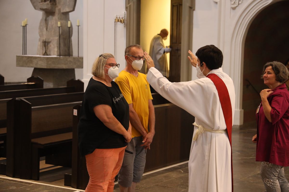 Generalvikar Dr. Jürgen Vorndran feierte am Dienstagabend, 29. Juni, einen Dankgottesdienst mit Ehejubilaren, die 2020 oder 2021 silberne Hochzeit feiern. Im Anschluss hatten die Ehepaare Gelegenheit, sich segnen zu lassen.