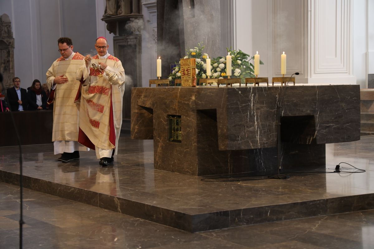 Bei einem feierlichen Gottesdienst im Würzburger Kiliansdom weihte Bischof Dr. Franz Jung Bertram Ziegler zum Diakon. Zahlreiche Verwandte, Freunde und Wegbegleiter des Priesterseminaristen nahmen an der Feier teil.