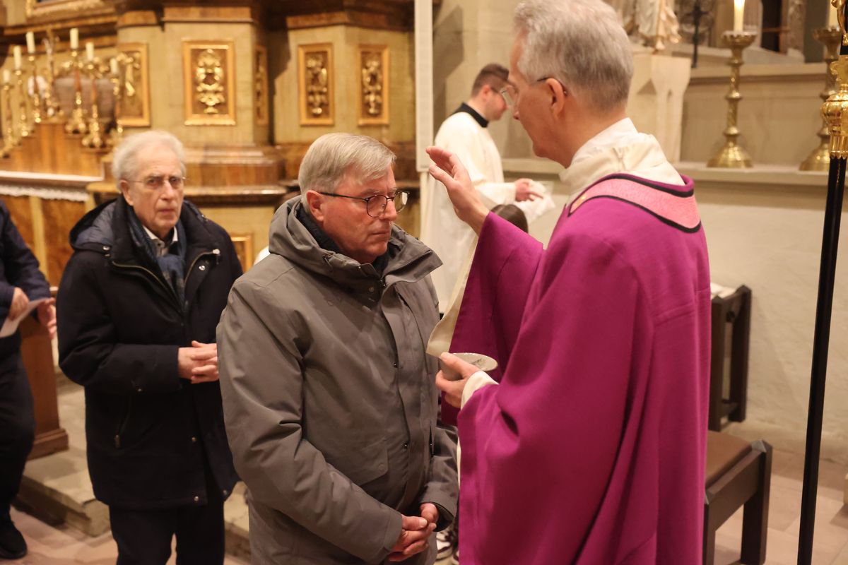 Der "Aschermittwoch der Künstler" wurde in diesem Jahr in der Würzburger Pfarrkirche Sankt Burkard begangen. Ordinariatsrat Diakon Dr. Martin Faatz legte den Gläubigen das Aschekreuz auf. Der "Aschermittwoch der Künstler" wurde in diesem Jahr in der Würzburger Pfarrkirche Sankt Burkard begangen. Ordinariatsrat Diakon Dr. Martin Faatz legte den Gläubigen das Aschekreuz auf.