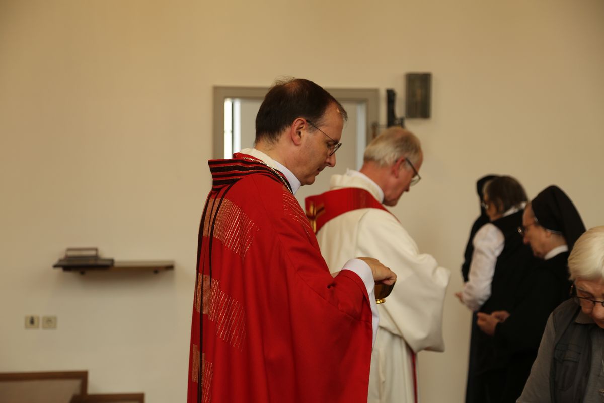 Weihbischof Paul Reder hat am Mittwoch, 9. Juli, einen Kiliani-Gottesdienst in der Kapelle der Ritaschwestern am Juliusspital Hospiz in Würzburg gefeiert. Nach dem Gottesdienst besuchte er das Hospiz und kam in den Austausch mit Mitarbeitenden und Gästen.