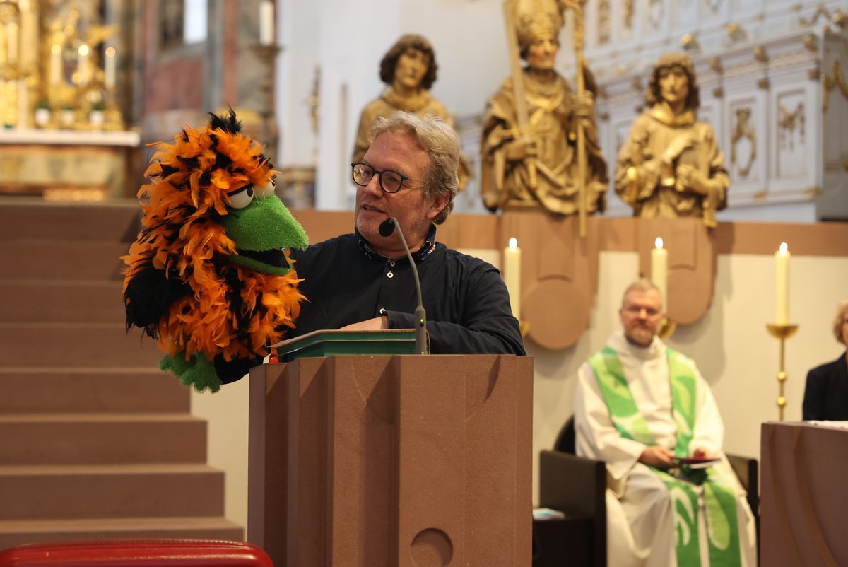 Bauchredner Diakon Patrick Martin gestaltete mit seinen Handpuppen sowohl die Wort-Gottes-Feier im Neumünster als auch den Empfang im Burkardushaus ansprechend mit.  Bauchredner Diakon Patrick Martin gestaltete mit seinen Handpuppen sowohl die Wort-Gottes-Feier im Neumünster als auch den Empfang im Burkardushaus ansprechend mit.