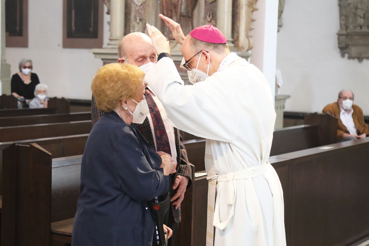 2721/0648 Gottesdienst für Ehejubilare mit Bischof Dr. Franz Jung am Freitagnachmittag, 2. Juli 2021_28539 Bischof Dr. Franz Jung feierte am Freitagnachmittag, 2. Juli 2021, einen Dankgottesdienst im Kiliansdom mit Ehepaaren, die goldenes, diamantenes oder eisernes Ehejubiläum feiern.