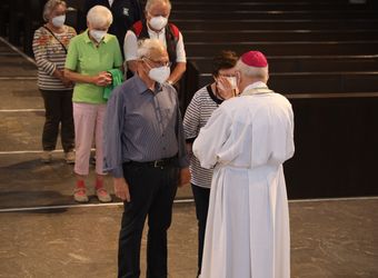 Mit rund 110 Ehepaaren aus der ganzen Diözese hat Weihbischof Ulrich Boom am Mittwochnachmittag, 23. Juni, einen Pontifikalgottesdienst gefeiert. Eingeladen waren Ehejubilare, die in den Jahren 2020 und 2021 auf 50, 60 oder 65 gemeinsame Jahre zurückblicken.