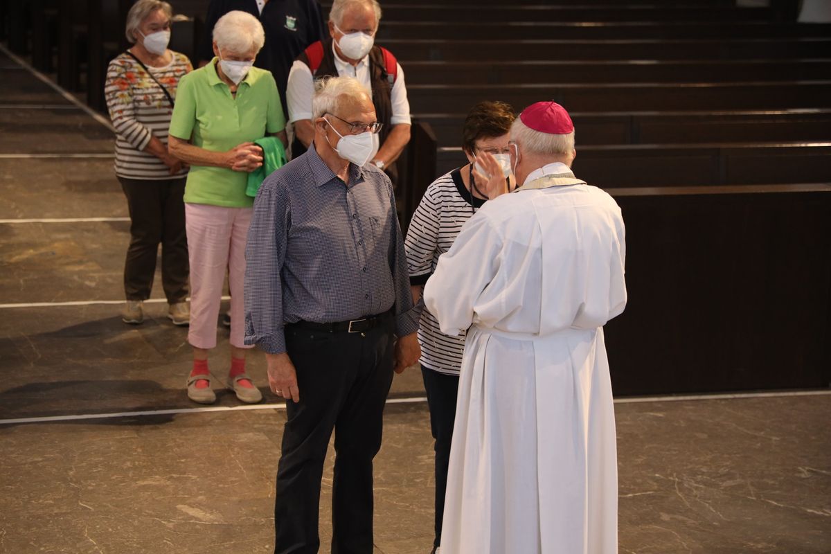 Mit rund 110 Ehepaaren aus der ganzen Diözese hat Weihbischof Ulrich Boom am Mittwochnachmittag, 23. Juni, einen Pontifikalgottesdienst gefeiert. Eingeladen waren Ehejubilare, die in den Jahren 2020 und 2021 auf 50, 60 oder 65 gemeinsame Jahre zurückblicken.