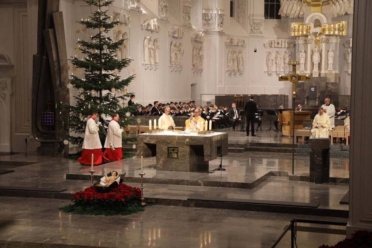 Bischof Dr. Franz Jung feierte an Heiligabend, 24. Dezember, im Würzburger Kiliansdom mit den Gläubigen die Christmette. Bischof Dr. Franz Jung feierte an Heiligabend, 24. Dezember, im Würzburger Kiliansdom mit den Gläubigen die Christmette.
