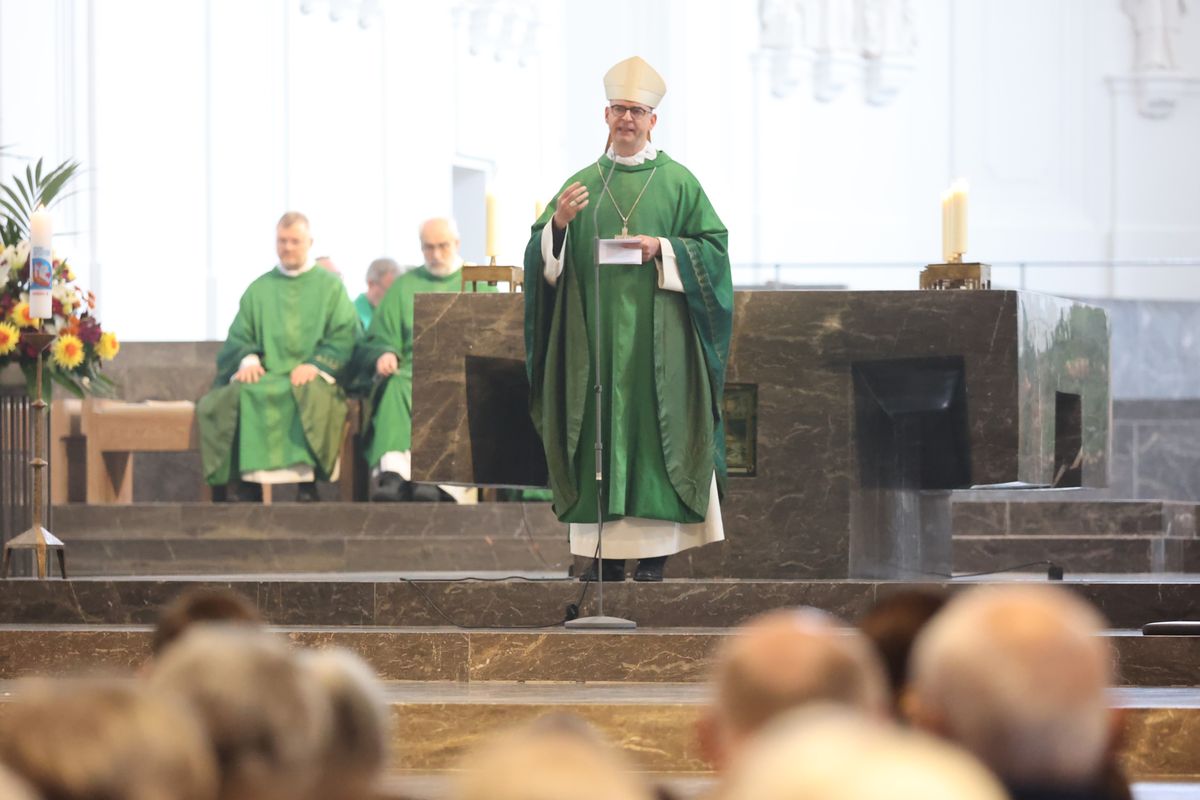 Das biblische Motto "Hab Mut, steh auf!" des Katholikentags 2026 in Würzburg gelte auch den Menschen in Papua-Neuguinea, betonte Bischof Dr. Franz Jung in seiner Predigt.