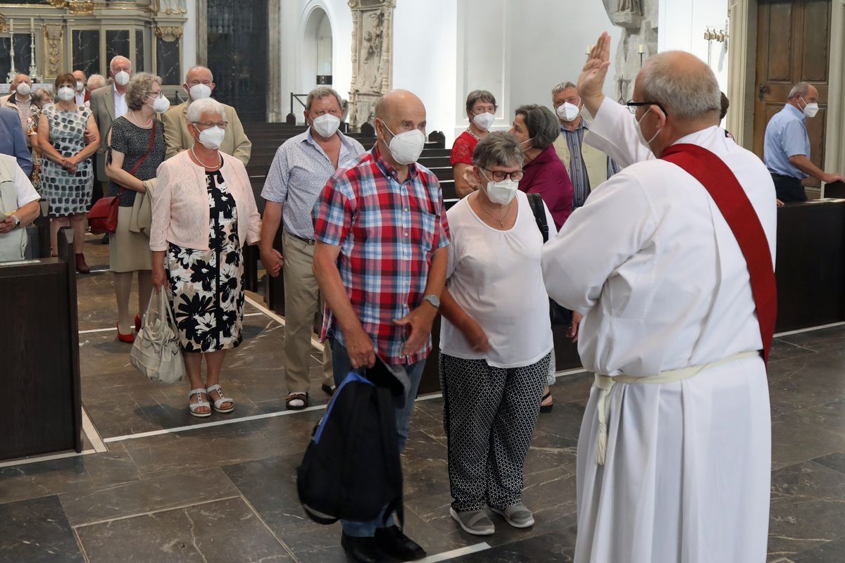 2621/0625 Gottesdienst für Ehejubilare mit Weihbischof Ulrich Boom am 29. Juni 2021_28057 Weihbischof Ulrich Boom feierte am Dienstagnachmittag, 29. Juni, einen Gottesdienst für Ehepaare, die 2020 oder 2021 ihr goldenes, diamantenes oder eisernes Ehejubiläum hatten. Im Anschluss konnten sich die Paare segnen lassen.