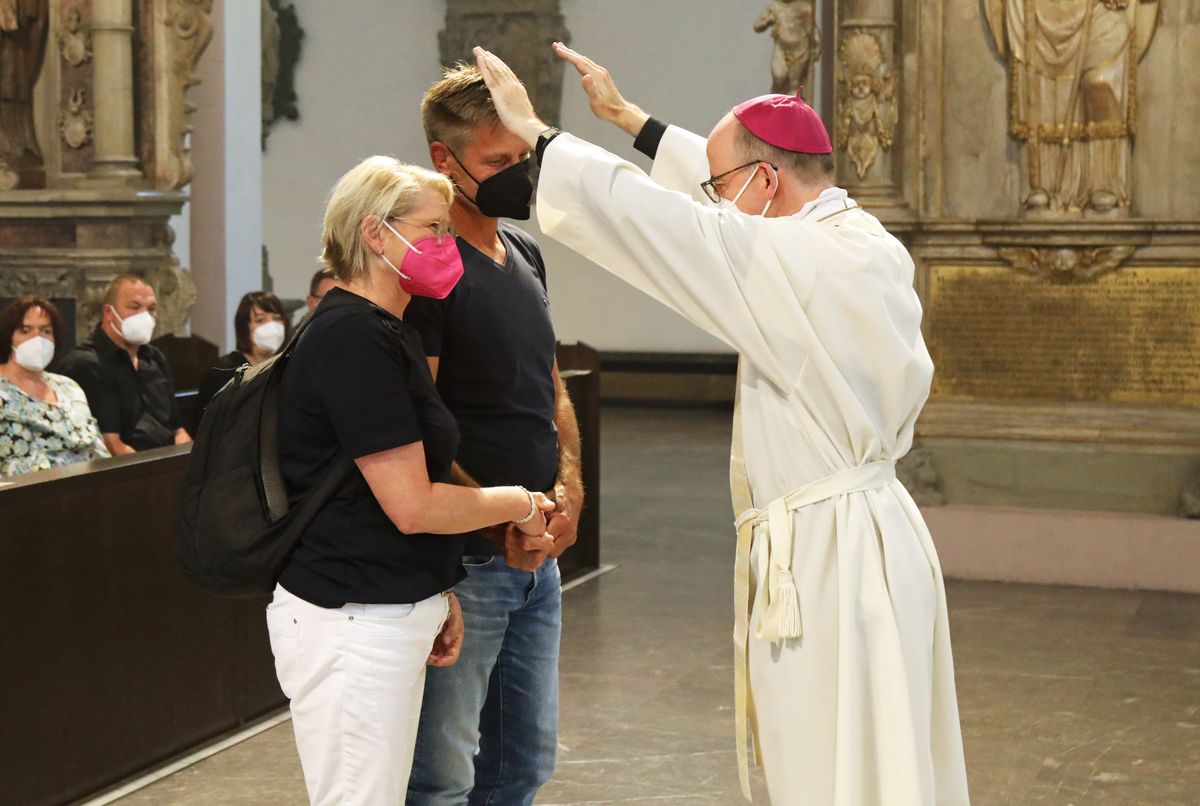 2721/0649 Dankgottesdienst für Ehejubilare mit Bischof Jung am Freitagabend, 2. Juli_28573 Mit rund 120 Ehepaaren aus der ganzen Diözese, die 2020 oder 2021 ihr silbernes Ehejubiläum feiern, hat Bischof Dr. Franz Jung am Freitagabend, 2. Juli, einen Gottesdienst im Würzburger Kiliansdom gefeiert.