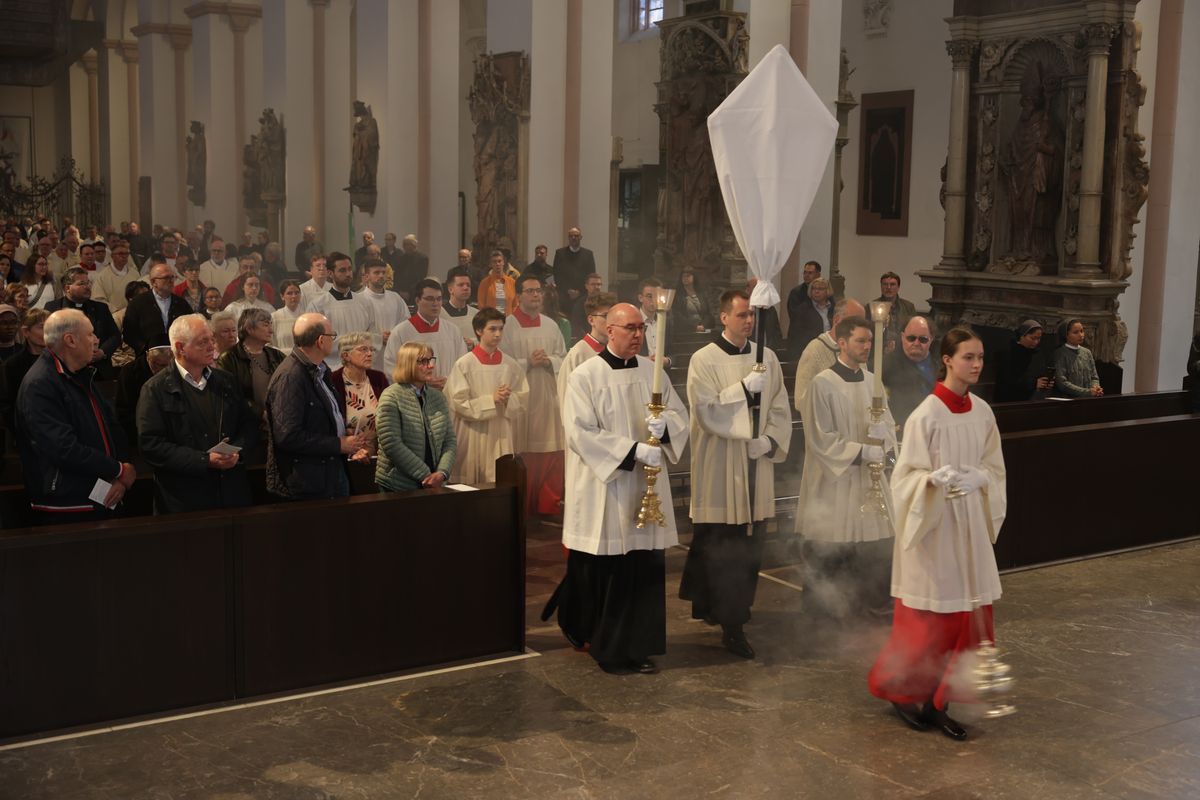 Bischof Dr. Franz Jung hat am Mittwochabend, 16. April, bei der Chrisammesse im Würzburger Kiliansdom die Heiligen Öle für das ganze Bistum geweiht.  Bischof Dr. Franz Jung hat am Mittwochabend, 16. April, bei der Chrisammesse im Würzburger Kiliansdom die Heiligen Öle für das ganze Bistum geweiht.