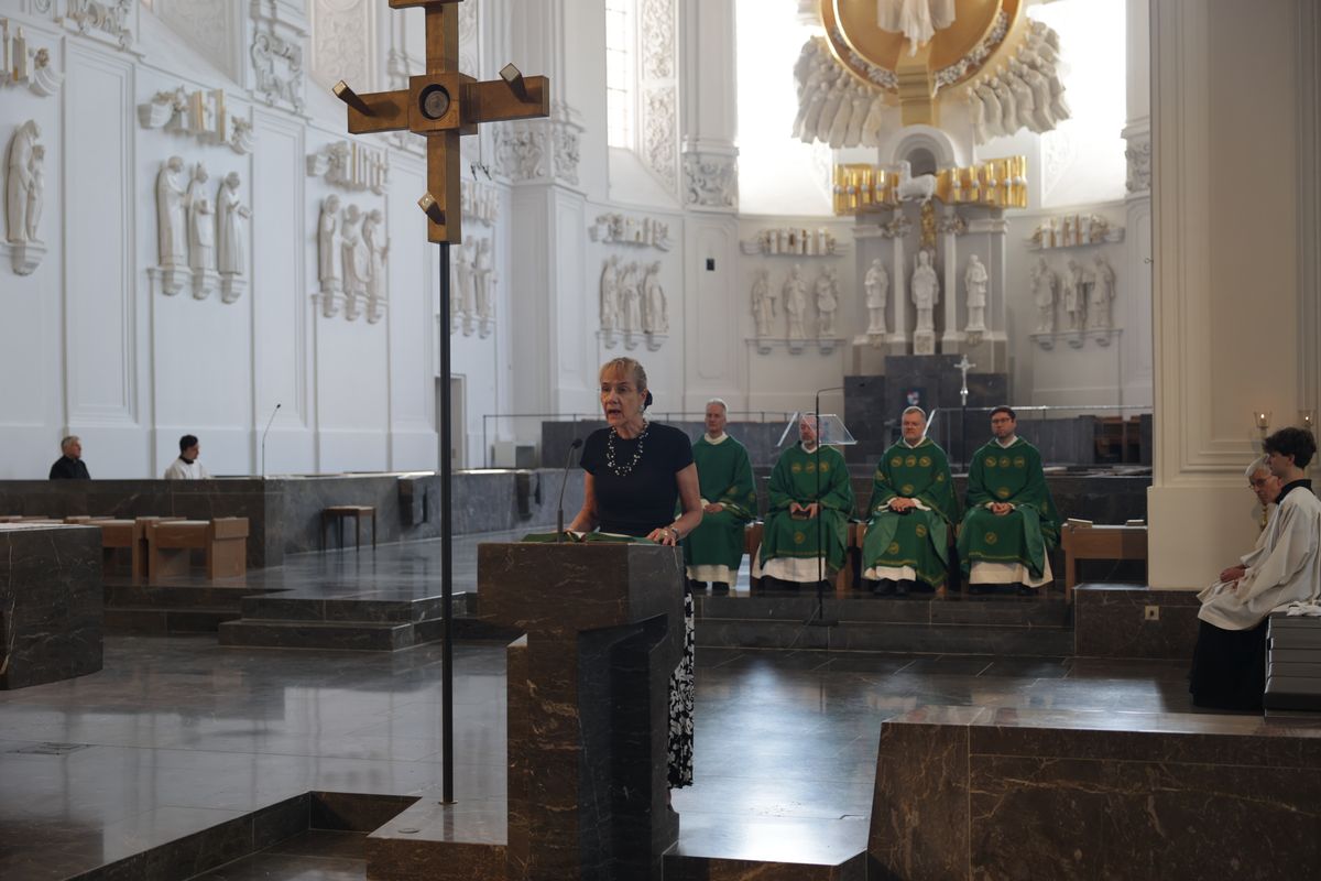 Dr. Matthias Leineweber und Manuel Thomas sind am Dienstag, 1. Juli, im Würzburger Kiliansdom als neue Domvikare eingeführt worden.