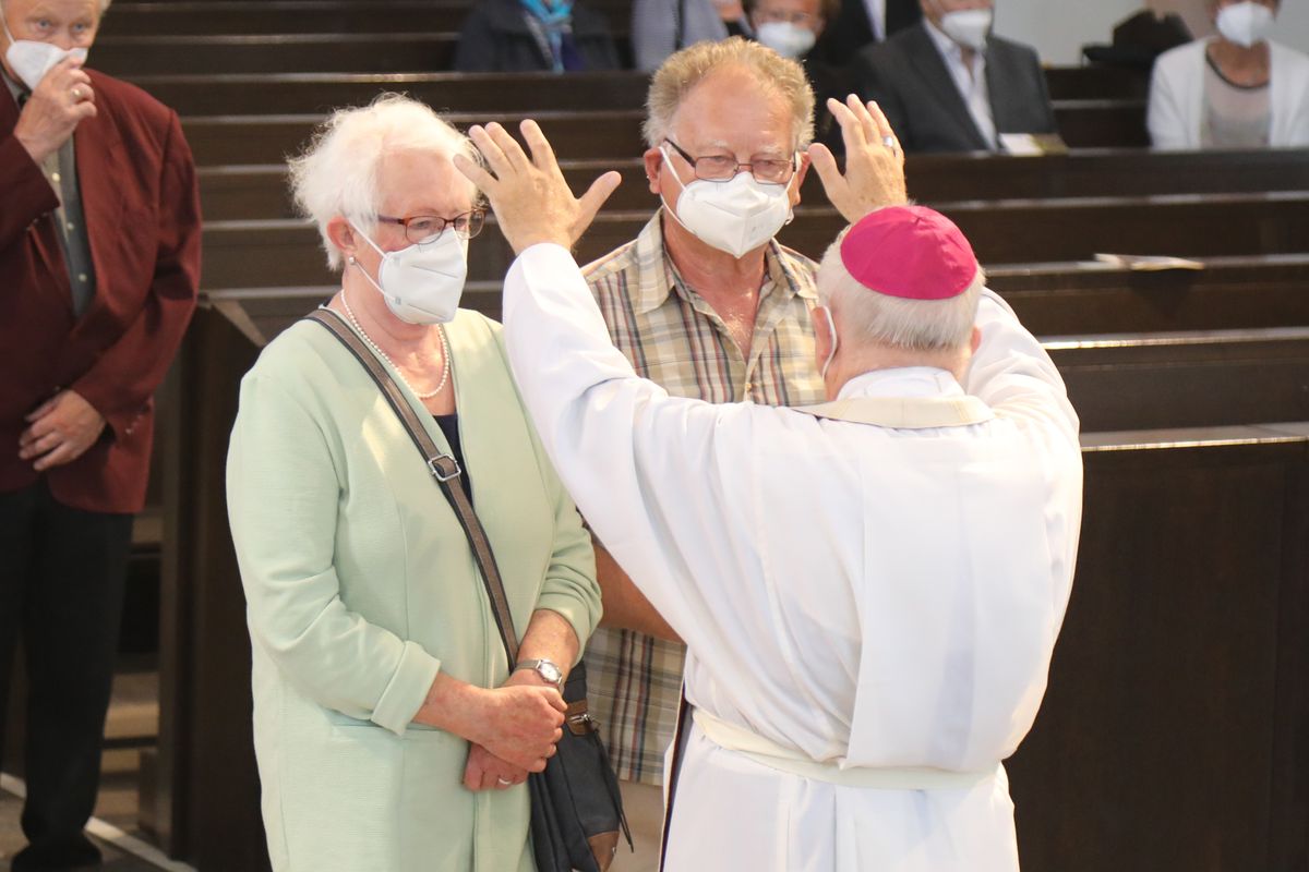 	 Weihbischof Ulrich Boom feierte am Mittwochnachmittag, 30. Juni, einen Gottesdienst für Ehepaare, die 2020 oder 2021 ihr goldenes, diamantenes oder eisernes Ehejubiläum hatten. Im Anschluss konnten sich die Paare segnen lassen.