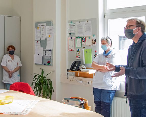 1420/0399 Bischof Jung besucht Caritas-Sozialstation Sankt Norbert_20670