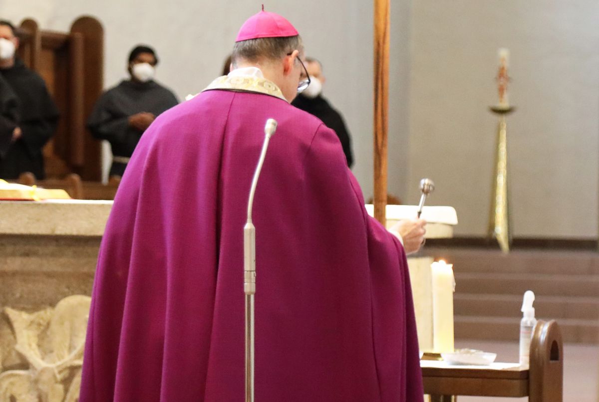 Bischof Dr. Franz Jung segnet die Asche.