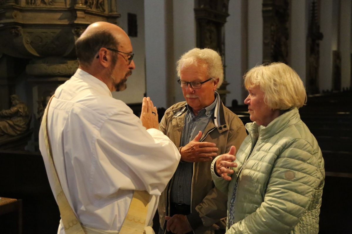 Bischof Dr. Franz Jung hat am Donnerstagnachmittag, 4. Juli, mit etwa 320 Paaren im Kiliansdom ihr goldenes oder diamantenes Ehejubiläum gefeiert.