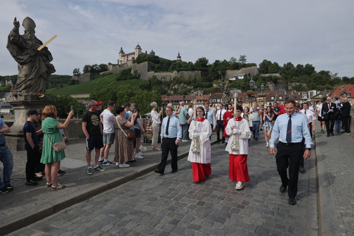 Mit einer Reliquienprozession von Sankt Burkard über die Alte Mainbrücke und einem Pontifikalgottesdienst im Kiliansdom ist am Sonntag, 6. Juli, die Kiliani-Wallfahrtswoche 2025 eröffnet worden.