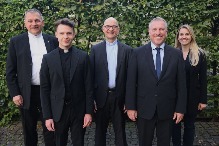 Bischof Dr. Franz Jung (Mitte) weiht am Samstag, 28. September, Dr. Andy Theuer (2. von links) und Ansgar Kehrer (4. von links) im Würzburger Kiliansdom zu Diakonen. Links Regens Domvikar Peter Göttke, rechts Ausbildungsleiterin Pastoralreferentin Monika Urbasik.