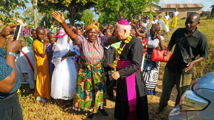 Bischof Dr. Franz Jung besucht im Juli 2020 erstmals das tansanische Partnerbistum Mbinga. Ein herzlicher Empfang wie hier für Weihbischof Ulrich Boom bei seinem Aufenthalt in Makwai Anfang August 2019 gehört dazu.