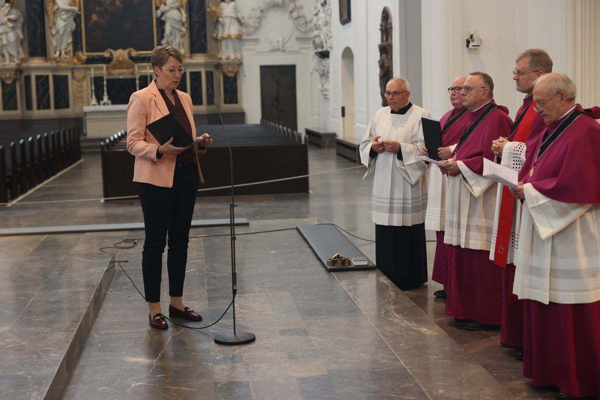 Bei einer liturgischen Feier am Donnerstag, 26. September, sind die Reliquien der Frankenapostel Kilian. Kolonat und Totnan aus dem Altar des Kiliansdom  genommen und im Anschluss für den Transport in Richtung Irland verladen worden. Von Mittwoch, 2., bis Sonntag, 6. Oktober, begleiten Bischof Dr. Franz Jung und Generalvikar Dr. Jürgen Vorndran mit einer Pilgergruppe aus dem Bistum den Kilianschrein bei dessen vorübergehendem  Irland-Aufenthalt. 