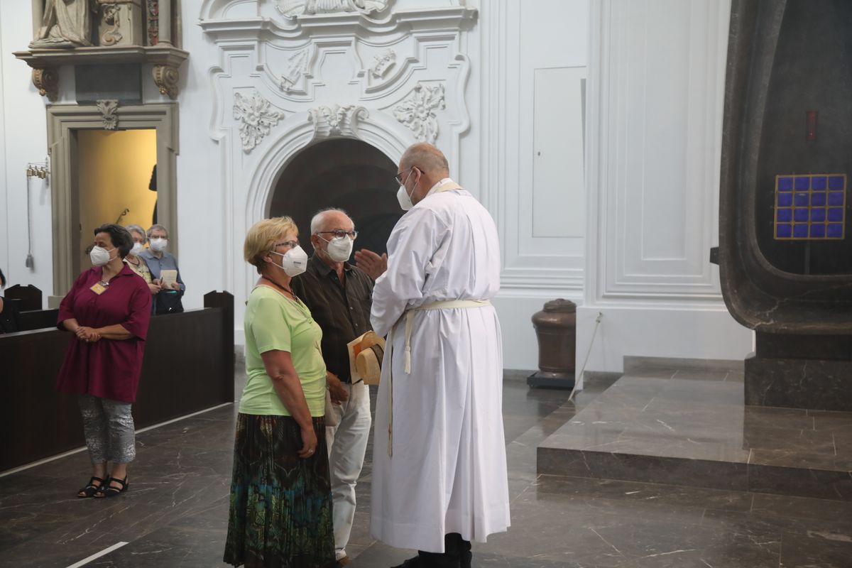 2621/0622 - Ehejubilare Gold mit Weihbischof Ulrich Boom_27869 Weihbischof Ulrich Boom feierte am Montagnachmittag, 26. Juni, einen Gottesdienst für Ehepaare, die 2020 oder 2021 ihr goldenes, diamantenes oder eisernes Ehejubiläum hatten. Im Anschluss konnten sich die Paare segnen lassen.