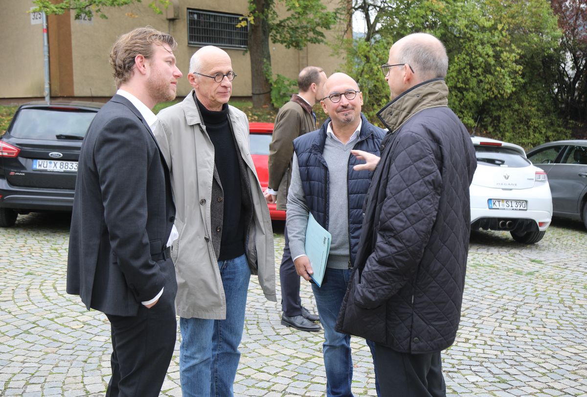 Nach dem Rundgang gab es viele Eindrücke zu verarbeiten. Bischof Dr. Franz Jung (rechts) im Gespräch mit Patrick Sammetinger und Rainer Jäckel von der Caritas sowie Lothar Menzel, bei der Regierung von Unterfranken zuständig für Gebäudemanagement un Nach dem Rundgang gab es viele Eindrücke zu verarbeiten. Bischof Dr. Franz Jung (rechts) im Gespräch mit Patrick Sammetinger und Rainer Jäckel von der Caritas sowie Lothar Menzel, bei der Regierung von Unterfranken zuständig für Gebäudemanagement und Liegenschaften.