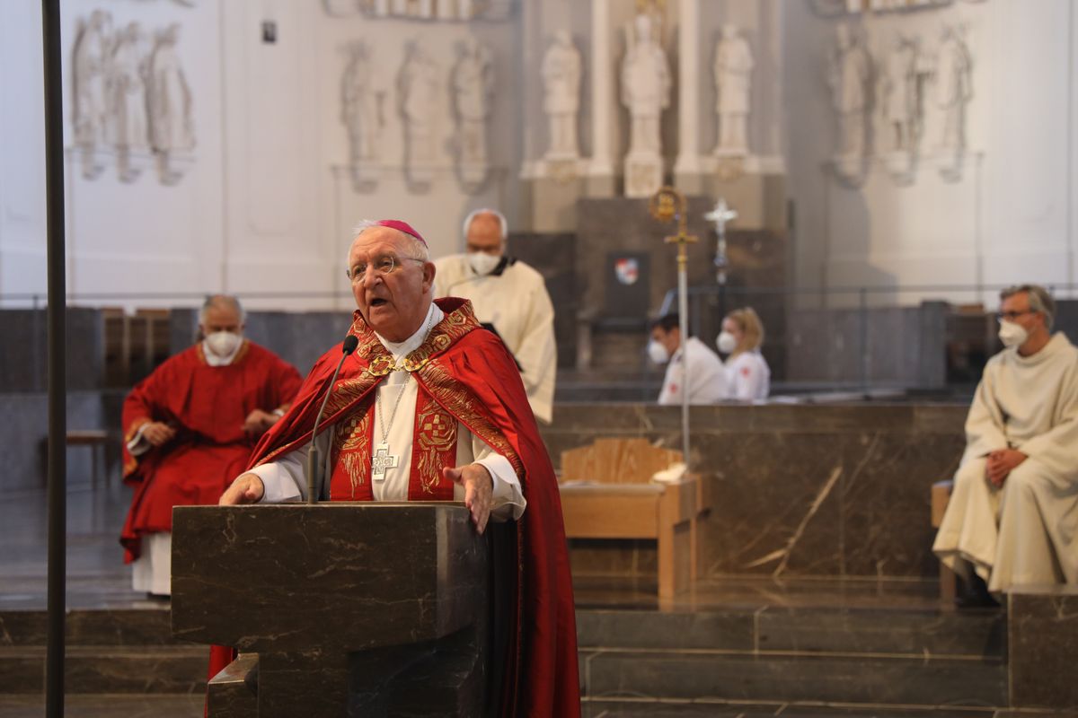 2821/0668 Blaulichtgottesdienst_28774 Weihbischof Ulrich Boom stand am Mittwochabend, 7. Juli, der Kiliani-Wort-Gottes-Feier für Polizei, Feuerwehr, Technisches Hilfswerk, Rettungsdienste und Notfallseelsorge im Kiliansdom vor.