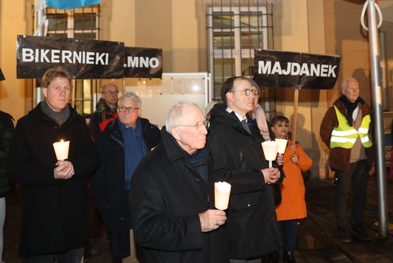 Im Innenhof des Rathaus lauschten den Rednerinnen und Redner (von links): Pfarrer Daniel fenske, Professor Dr. Klaus Reder (Sant