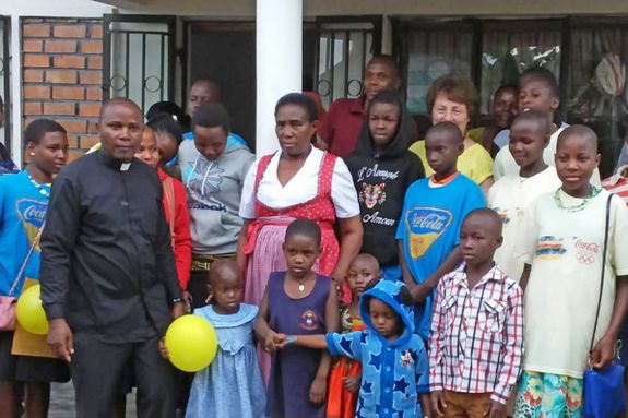 Father Dunstan Asiimwe (2. von links) ist Leiter eines Waisenkinderprojekt in Bushenyi (Uganda). Father Dunstan Asiimwe (2. von links) ist Leiter eines Waisenkinderprojekt in Bushenyi (Uganda).