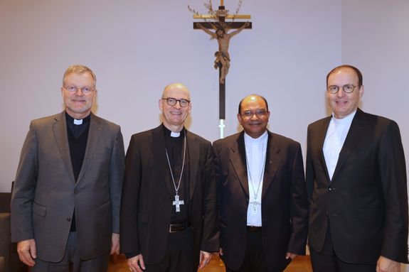 Zu einer gemeinsamen Messfeier und einem anschließenden Austausch im Bischofshaus haben sich am Dienstag, 30. September, Bischof Dr. Franz Jung (2. von links), Weihbischof Paul Reder (rechts) und Generalvikar Dr. Jürgen Vorndran (links) mit Claretinerpater James Patteril (2. von rechts) getroffen, dem von Papst Leo XIV. am 28. August 2025 ernannten zweiten Bischof der 1999 errichteten syro-malabarischen Diözese Belthangady im indischen Bundesstaat Karnataka.