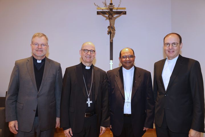 Zu einer gemeinsamen Messfeier und einem anschließenden Austausch im Bischofshaus haben sich am Dienstag, 30. September, Bischof Dr. Franz Jung (2. von links), Weihbischof Paul Reder (rechts) und Generalvikar Dr. Jürgen Vorndran (links) mit Claretinerpater James Patteril (2. von rechts) getroffen, dem von Papst Leo XIV. am 28. August 2025 ernannten zweiten Bischof der 1999 errichteten syro-malabarischen Diözese Belthangady im indischen Bundesstaat Karnataka.