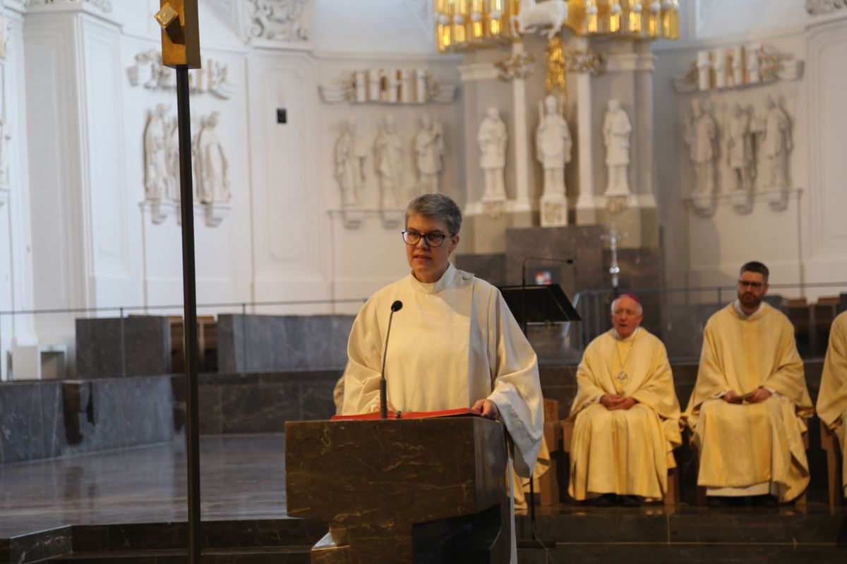 Rund 250 Ehejubilare haben am Freitagnachmittag, 4. Juli, im Kiliansdom in einem Pontifikalgottesdienst mit Weihbischof em. Ulrich Boom ihr Eheversprechen erneuert. 