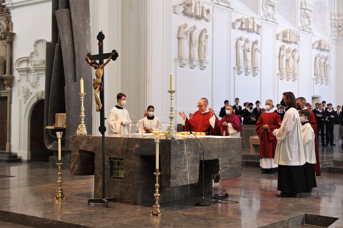 Bischof Dr. Franz Jung hat am Karfreitag, 15. April, die Liturgie vom Leiden und Sterben Jesu im Kiliansdom gefeiert. Bischof Dr. Franz Jung hat am Karfreitag, 15. April, die Liturgie vom Leiden und Sterben Jesu im Kiliansdom gefeiert.