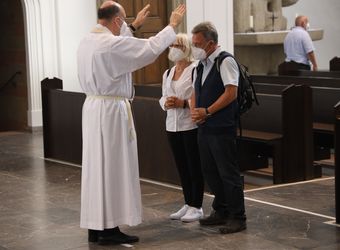 Mit rund 110 Ehepaaren aus der ganzen Diözese hat Weihbischof Ulrich Boom am Mittwochnachmittag, 23. Juni, einen Pontifikalgottesdienst gefeiert. Eingeladen waren Ehejubilare, die in den Jahren 2020 und 2021 auf 50, 60 oder 65 gemeinsame Jahre zurückblicken.