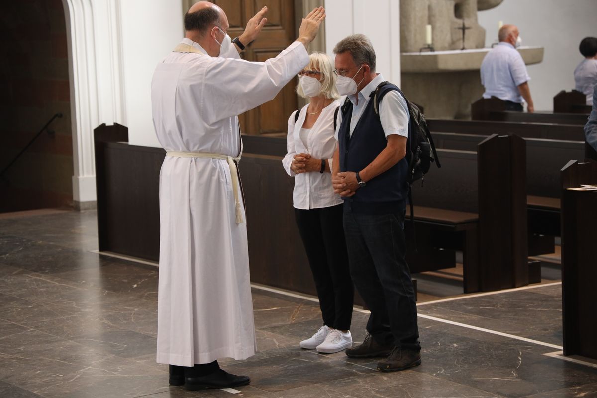 Mit rund 110 Ehepaaren aus der ganzen Diözese hat Weihbischof Ulrich Boom am Mittwochnachmittag, 23. Juni, einen Pontifikalgottesdienst gefeiert. Eingeladen waren Ehejubilare, die in den Jahren 2020 und 2021 auf 50, 60 oder 65 gemeinsame Jahre zurückblicken.