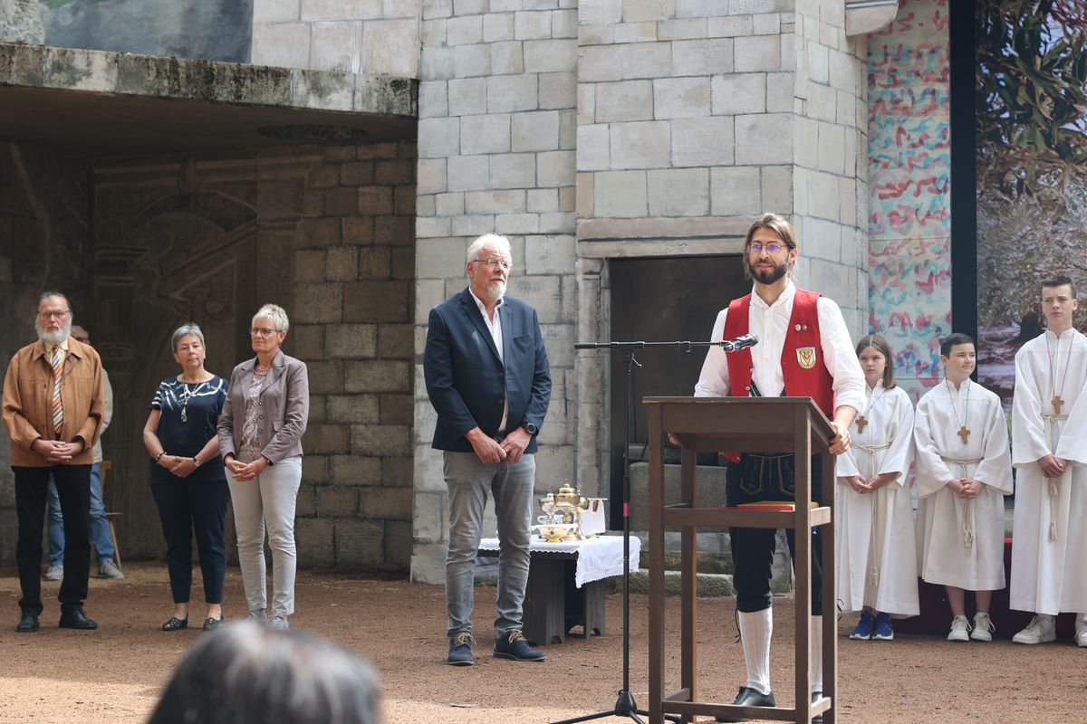 Mit einem Gottesdienst auf der Freilichtbühne hat Bischof Dr. Franz Jung die Sömmersdorfer Passionsspiele 2024 eröffnet.  Mit einem Gottesdienst auf der Freilichtbühne hat Bischof Dr. Franz Jung die Sömmersdorfer Passionsspiele 2024 eröffnet.